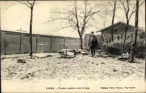 AK Ypern Ypern Westflandern, englische Gräber unter Schnee, Soldat