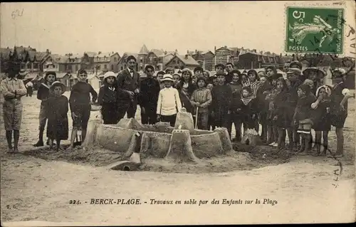 Ak Berck Plage Pas de Calais, Travaux en sable par des Enfants sur la Plage