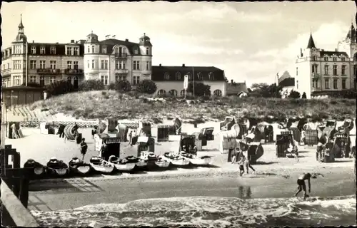 Ak Ostseebad Zinnowitz auf Usedom, Strand mit Heim Glück auf, Strandkörbe