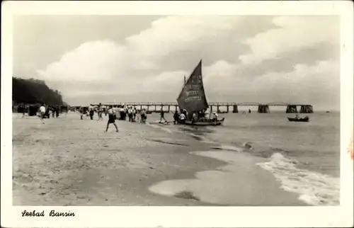 Ak Ostseebad Bansin Heringsdorf auf Usedom, Segelboot, Strand, Seebrücke