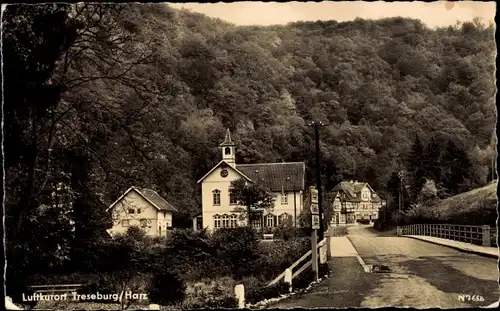 Ak Treseburg Thale im Harz, Brücke, Teilansicht, Wegweiser