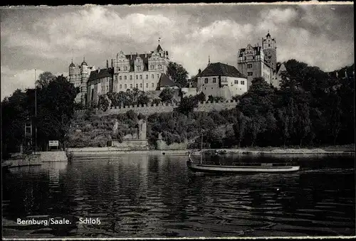 Ak Bernburg an der Saale, Blick zum Schloss, Partie am Fluss, Boot