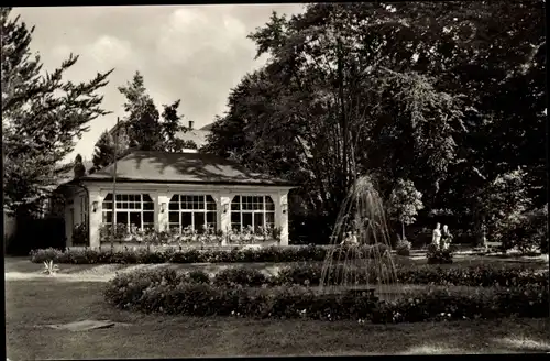 Ak Tabarz im Thüringer Wald, Lesehalle im Theo-Neubauer-Park, Springbrunnen