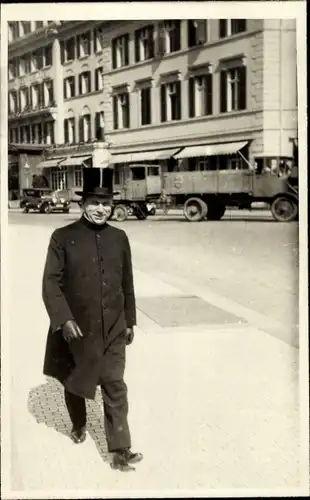 Foto Ak Pater Liebers mit Zylinder auf einer Straße, Portrait