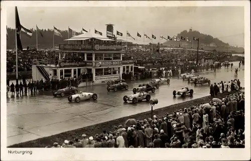 Ak Nürburg in Rheinland Pfalz, Rennwagen am Start, Zuschauer