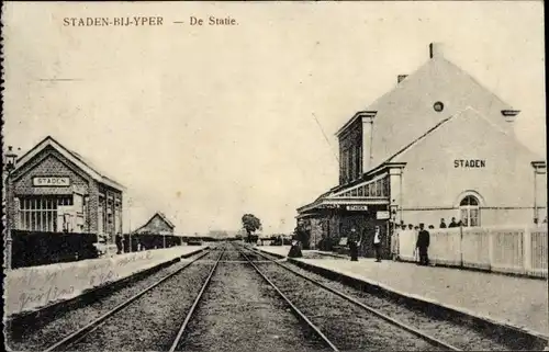 Ak Staden bij Yper Westflandern, Bahnhof, Bahnsteig