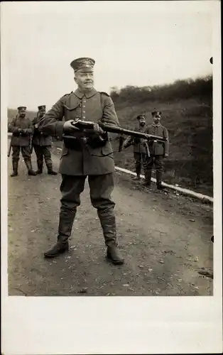 Foto Ak Deutscher Soldat in Uniform, Gewehr