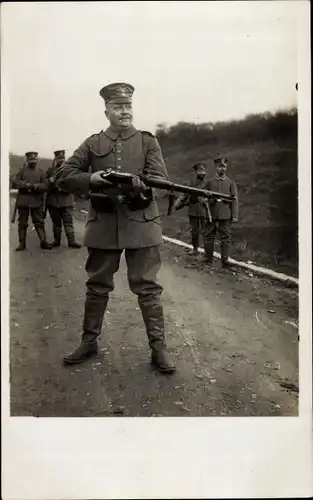 Foto Ak Deutscher Soldat in Uniform, Gewehr