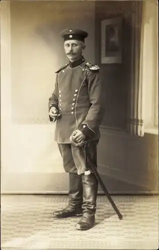 Foto Ak Leipzig, Deutscher Soldat in Uniform, Standportrait, Zigarette