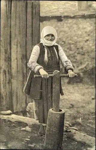 Ak Thessaloniki Griechenland, Serbisches Mädchen beim Mahlen von Getreide