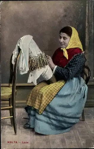 Ak Malta, Malteserin beim Spitzenklöppeln, Tracht