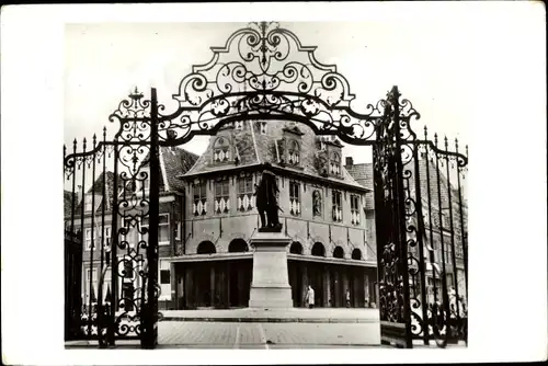 Ak Hoorn Nordholland Niederlande, Roter Stein mit Statue