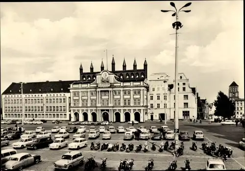 Ak Rostock in Mecklenburg, Rathaus, Parkplatz, Autos