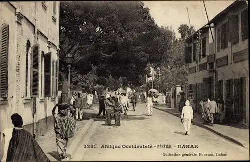 Ak Dakar Senegal, eine Straße, Einheimische, Häuser