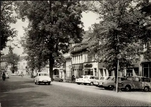 Ak Ilmenau im Ilm Kreis Thüringen, Partie an der Lindenstraße, Lebensmittelladen, Parkplatz, Trabant