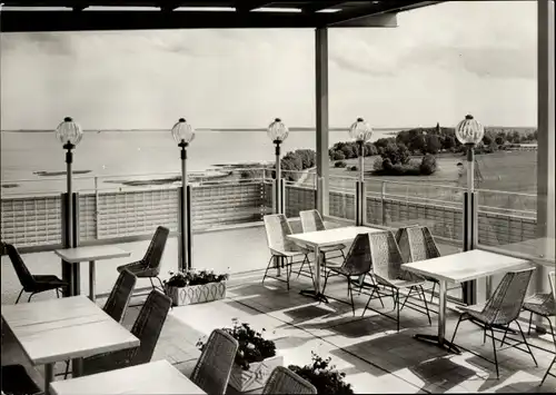 Ak Klink Waren an der Müritz, Urlauberdorf Völkerfreundschaft, Dachcafé, Terrasse