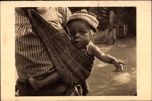 AK Französisch-Äquatorialafrika, Französisch-Kongo, Baby auf seiner Mutter