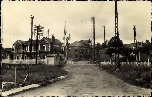 Ak Ailly sur Noye Somme, Bahnhof, Bahnübergang