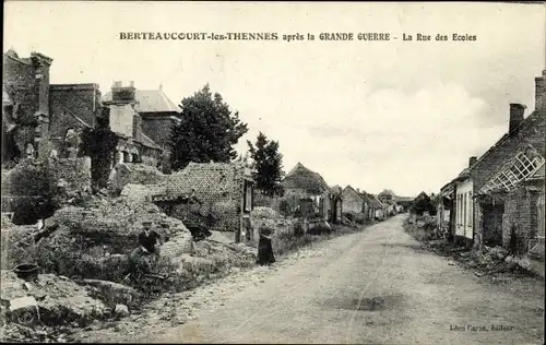 Ak Berteaucourt lès Thennes Somme, Rue des Ecoles, Kriegszerstörung I. WK