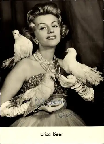 Ak Schauspielerin Erica Beer, Portrait, Autogramm, Tauben, Perlen