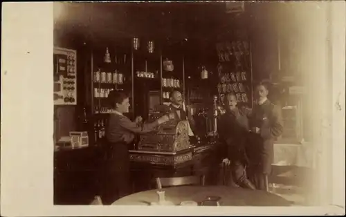 Foto Ak Dresden Neustadt, Männer in einem Gasthaus, Gastwirt, Registrierkasse, Briesnitzstraße