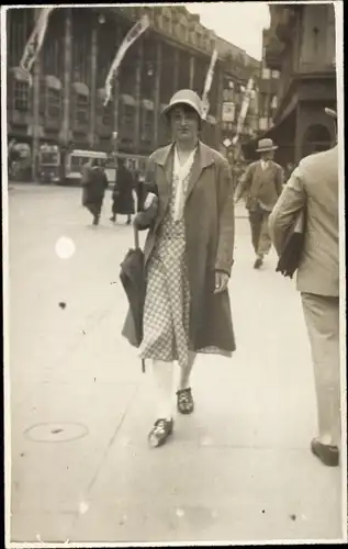 Foto Ak Dresden Zentrum Altstadt, Kaufhaus, Prager Straße, Frau mit Mantel und Hut