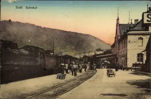 Ak Suhl in Thüringen, Bahnhof Gleisseite, Zug