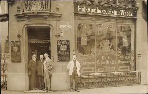 Foto Ak Köln am Rhein, Hof-Apotheke, Wallraf-Platz, Männer
