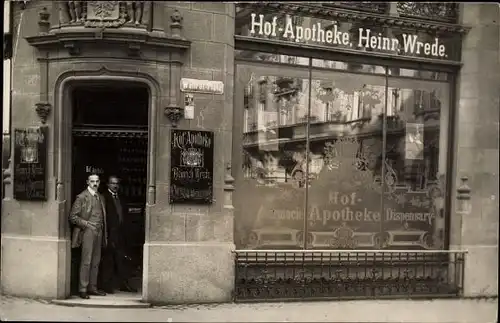 Foto Ak Köln am Rhein, Hof-Apotheke, Wallraf-Platz, Männer
