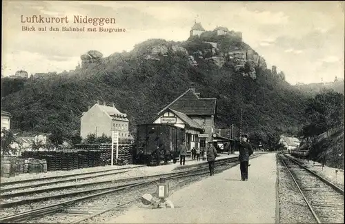 Ak Nideggen in der Eifel, Bahnhof, Gleisseite, Burgruine