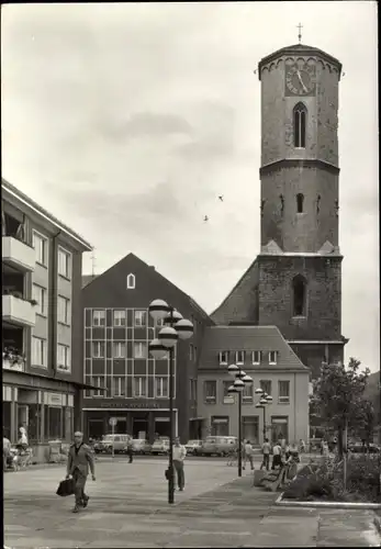 Ak Jena in Thüringen, Blick zur Stadtkirche, Passanten