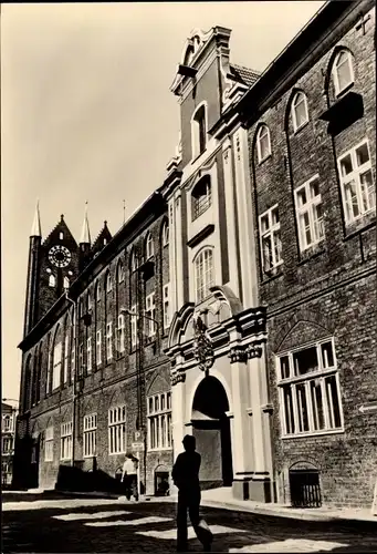 Ak Stralsund in Vorpommern, Seitenportal des historischen Rathauses