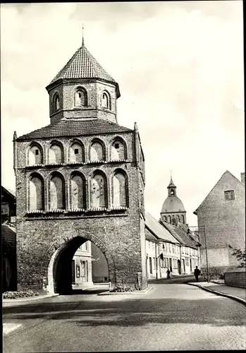 Ak Ribnitz Damgarten in Mecklenburg Vorpommern, Rostocker Tor, Stadtkirche