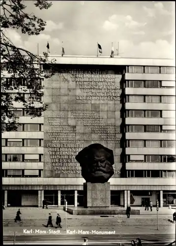 Ak Karl Marx Stadt Chemnitz in Sachsen, Karl-Marx-Monument, Fahnen, Hochhaus, Passanten