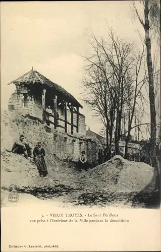Ak Troyes Aube, Le Saut Perilleux-Ansicht aus dem Inneren der Stadt während des Abrisses