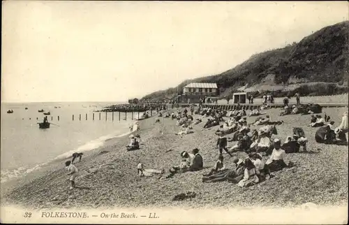 Ak Folkestone Kent England, Am Strand