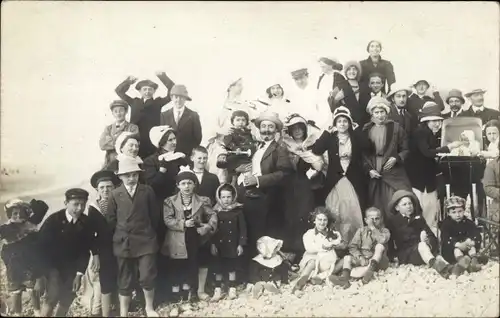 Foto Ak Cayeux Somme, Gruppe am Strand, Kinderwagen