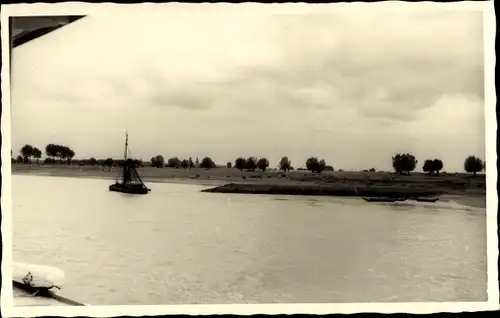 Foto Ak Xanten am Niederrhein, Uferpartie, Fischerboot