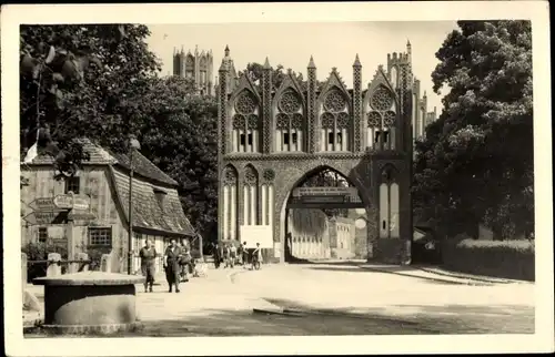 Ak Neubrandenburg, Stargarder Tor, Außenansicht