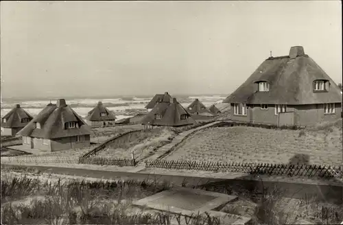 Foto Ak Hörnum auf Sylt Nordfriesland, Teilansicht der Ortschaft, Reetdächer