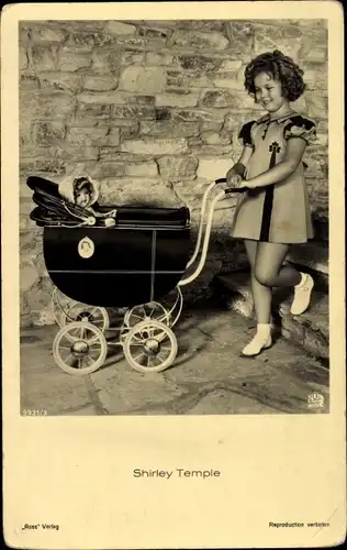 Ak Schauspielerin Shirley Temple, Portrait im Kleid mit Puppenwagen
