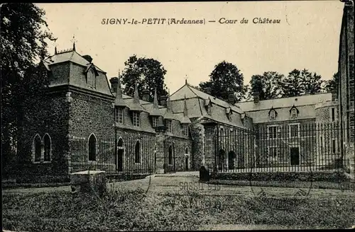 Ak Signy le Petit Ardennes, Innenhof des Schlosses