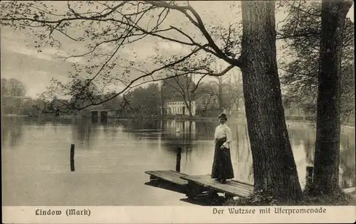 Ak Lindow in der Mark, Wutzsee mit Uferpromenade, Frau