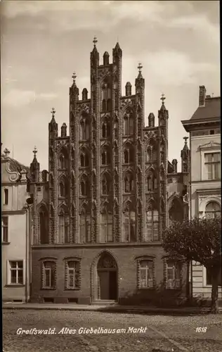 Ak Greifswald in Mecklenburg Vorpommern, Altes Giebelhaus am Markt