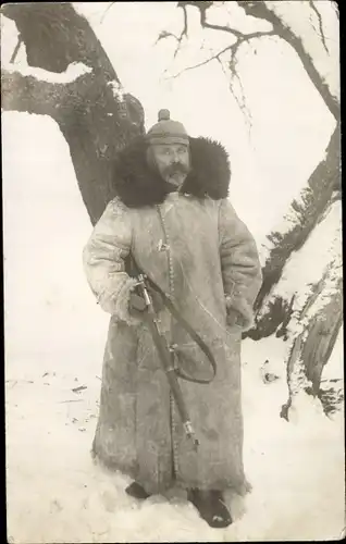 Foto Ak Deutscher Soldat in Uniform, Wintermantel, Gewehr, Kaiserzeit