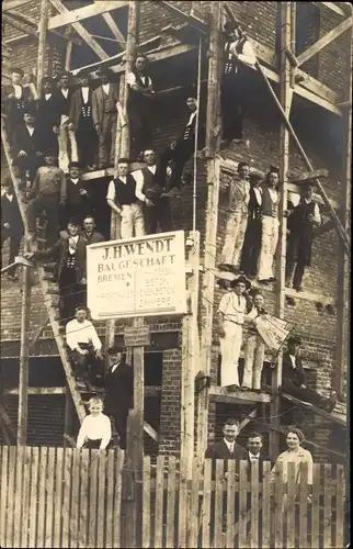 Foto Ak Hansestadt Bremen, Baugeschäft J. H. Wendt, Baustelle, Handwerker auf Baugerüst