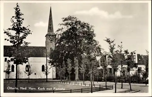 Ak Otterlo Gelderland, Ned. Herv. Kerk met Pastorie