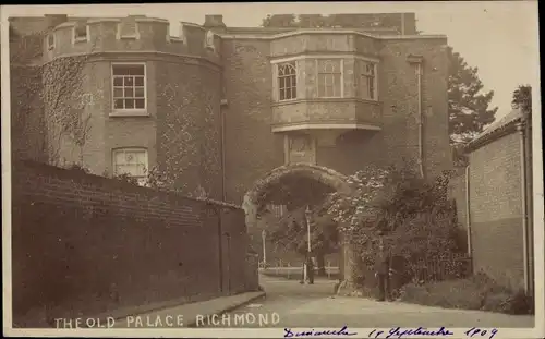 Ak Richmond upon Thames London England, Alter Palast, Tor