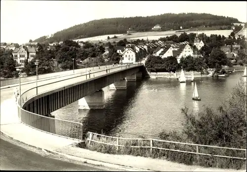 Ak Saalburg in Thüringen, Bleilochtalsperre, Brücke, Segelboote, Blick auf den Ort