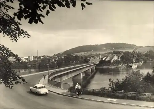 Ak Saalburg in Thüringen, Neue Stauseebrücke, Auto